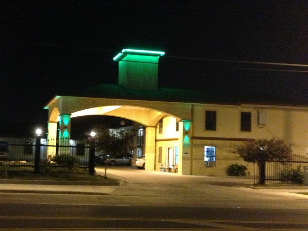 Pinn Road Inn And Suites Lackland Afb And Seaworld Сан Антонио Екстериор снимка