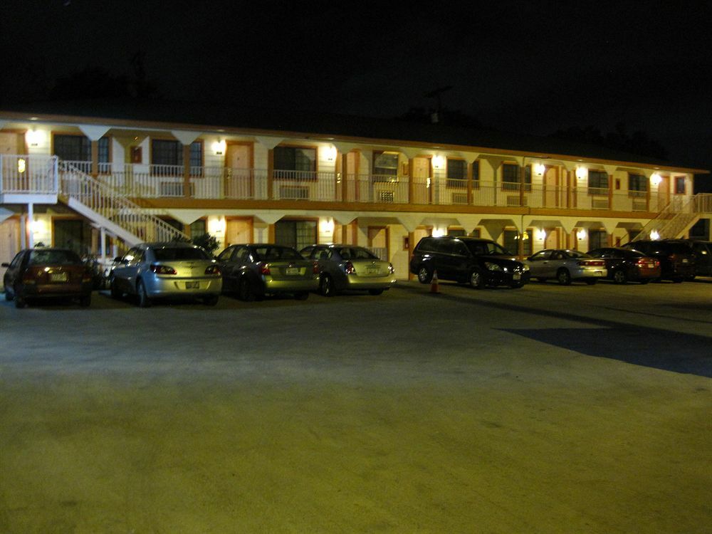 Pinn Road Inn And Suites Lackland Afb And Seaworld Сан Антонио Екстериор снимка